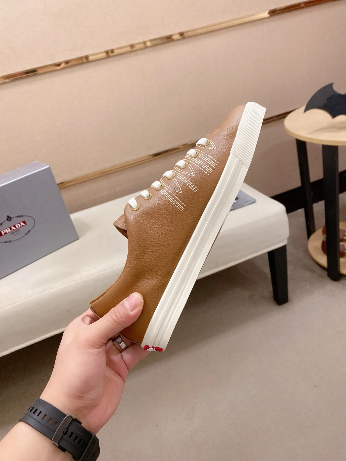 Factory price 560💰 ✔️✔️✔️Higher version High-quality new PRADA (Prada) counters are launched simultaneously. The new men's shoes and 😘fabric are made of selected first-layer cowhide with superb craftsmanship. Lining: Full cowhide lining. 👍🏿 High-end ☄️ air-cushion molded anti-slip rubber outsole, exquisite lines, simple and elegant, comfortable and high-end for leisure travel. Code number: 38 to 45